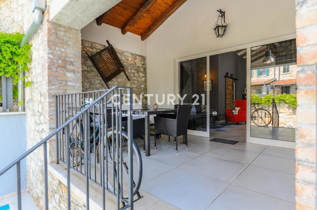 POREČ, PRODAJA SE RENOVIRANA HIŠA S BAZENOM NA ROBU NASELJA, SAMO 4 KM OD MORJA