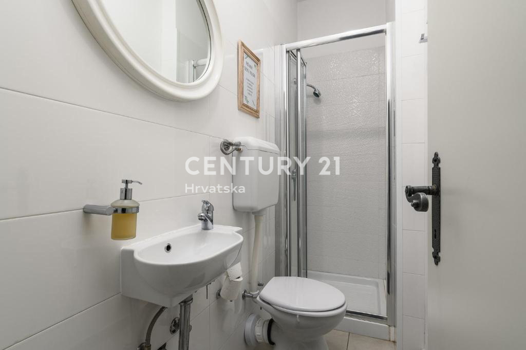 POREČ, PRODAJA SE RENOVIRANA HIŠA S BAZENOM NA ROBU NASELJA, SAMO 4 KM OD MORJA