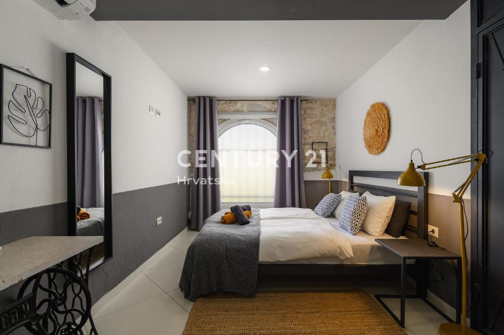 POREČ, PRODAJA SE RENOVIRANA HIŠA S BAZENOM NA ROBU NASELJA, SAMO 4 KM OD MORJA