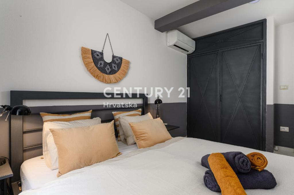 POREČ, PRODAJA SE RENOVIRANA HIŠA S BAZENOM NA ROBU NASELJA, SAMO 4 KM OD MORJA