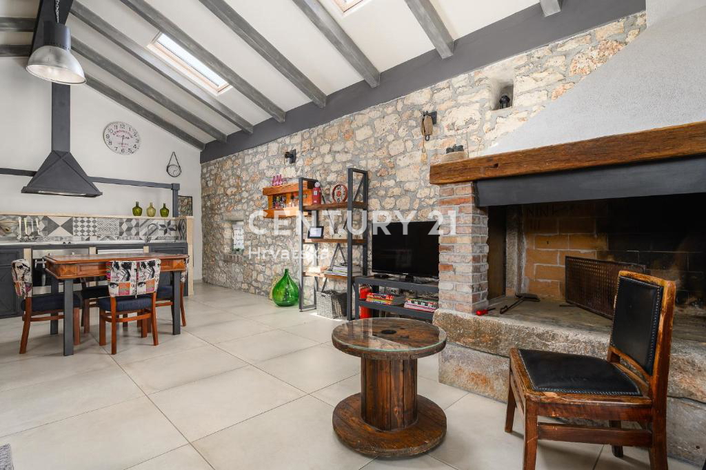 POREČ, PRODAJA SE RENOVIRANA HIŠA S BAZENOM NA ROBU NASELJA, SAMO 4 KM OD MORJA