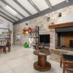 POREČ, PRODAJA SE RENOVIRANA HIŠA S BAZENOM NA ROBU NASELJA, SAMO 4 KM OD MORJA