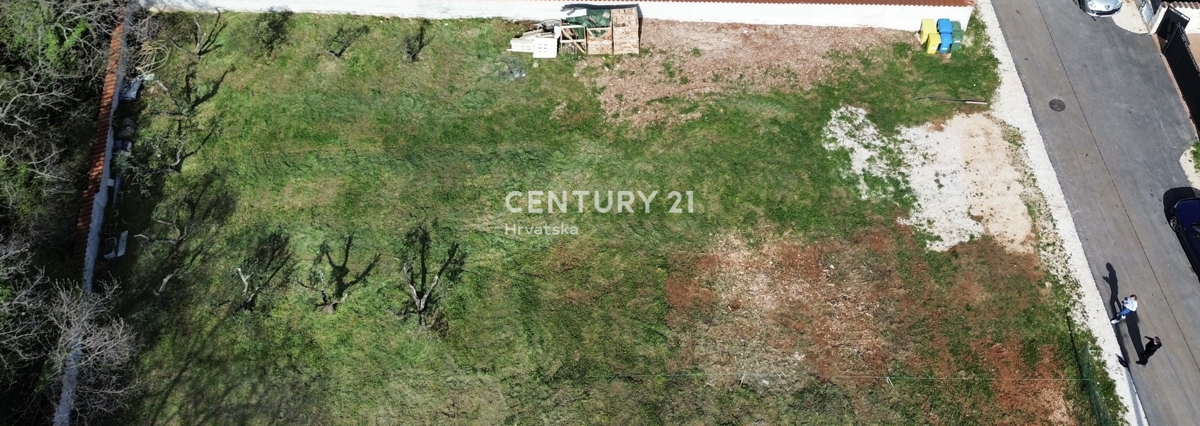 POREČ, 7 KM, HIŠA Z BAZENOM V GRADNJI