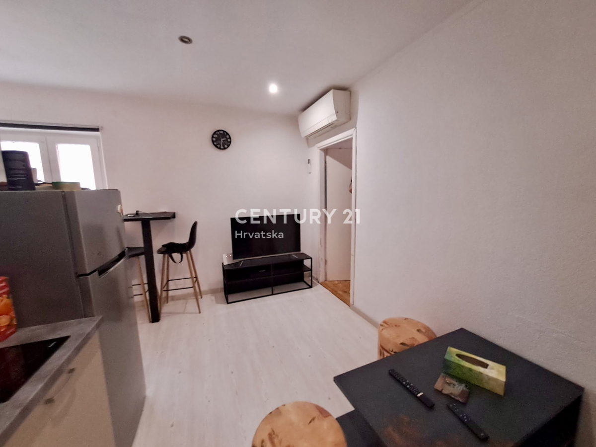 NOVIGRAD, CENTER STAREGA MESTA, STAN LE 50 METROV OD MORJA IN PLAŽE