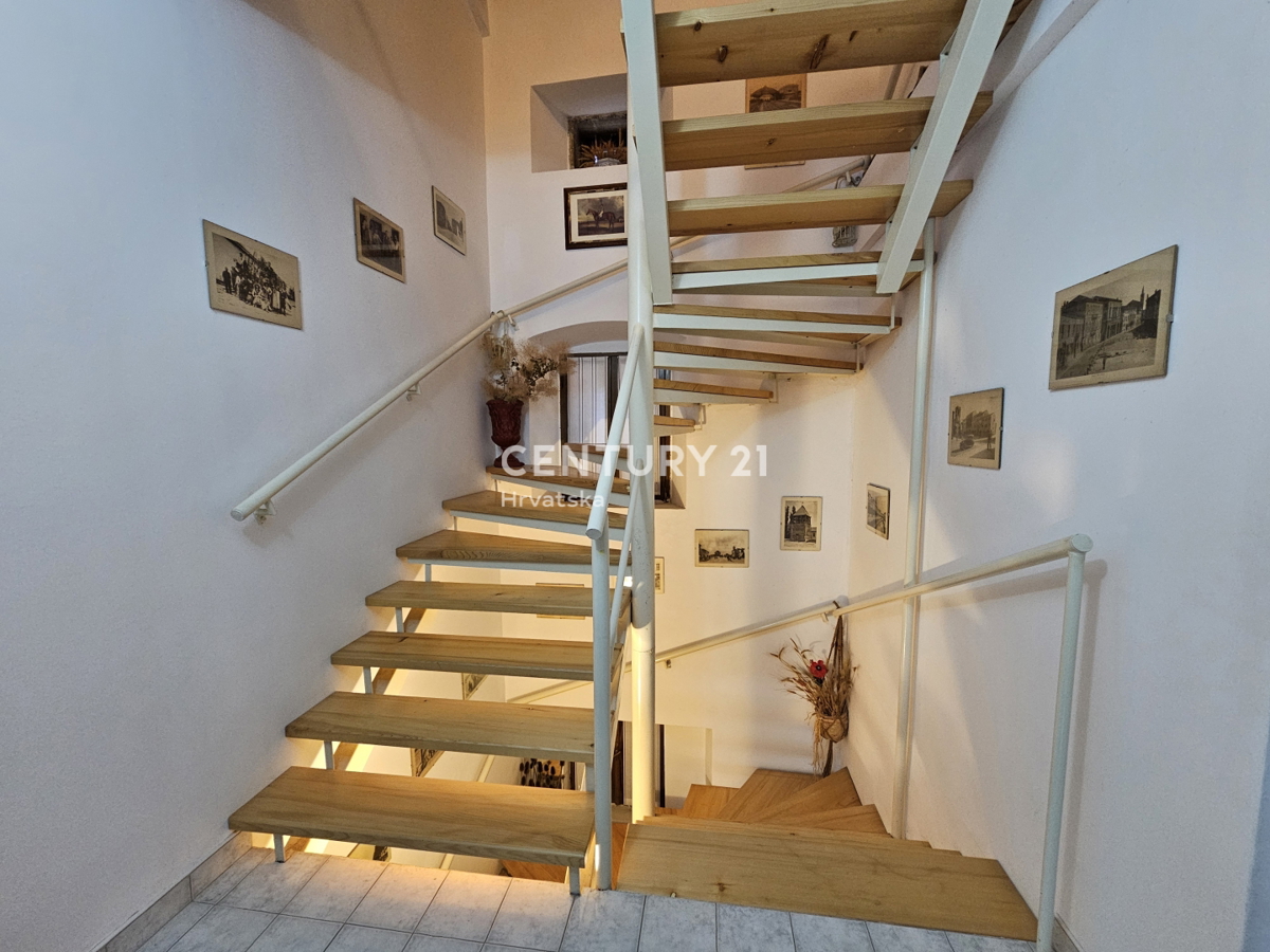 VABRIGA, PRODAJA KAMNITE HIŠE, PRVA V VRSTI