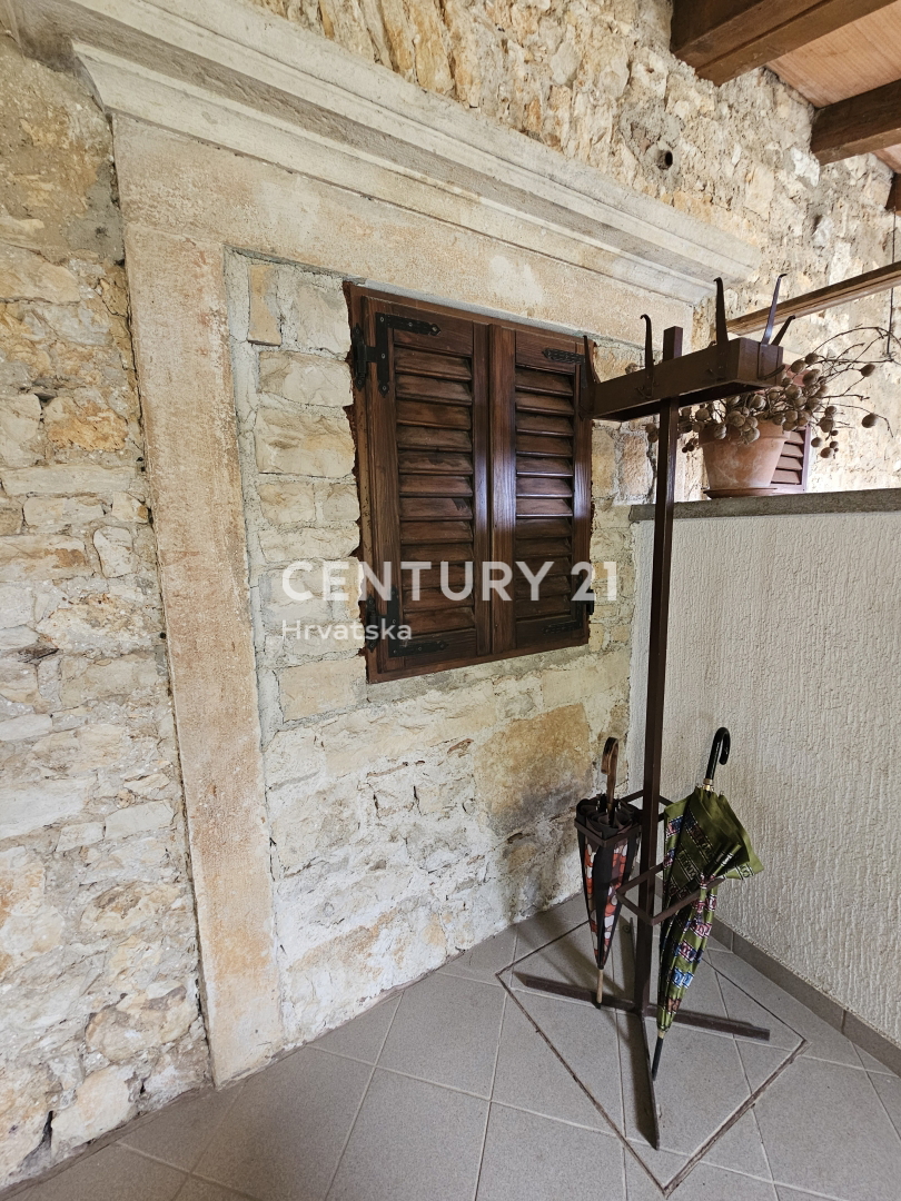 VABRIGA, PRODAJA KAMNITE HIŠE, PRVA V VRSTI