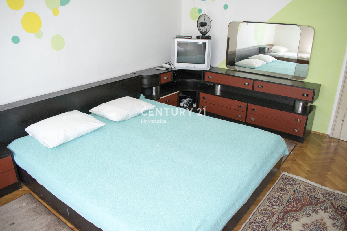 POREČ, STANOVANJE S 3 SPALNICAMI V SREDIŠČU MESTA