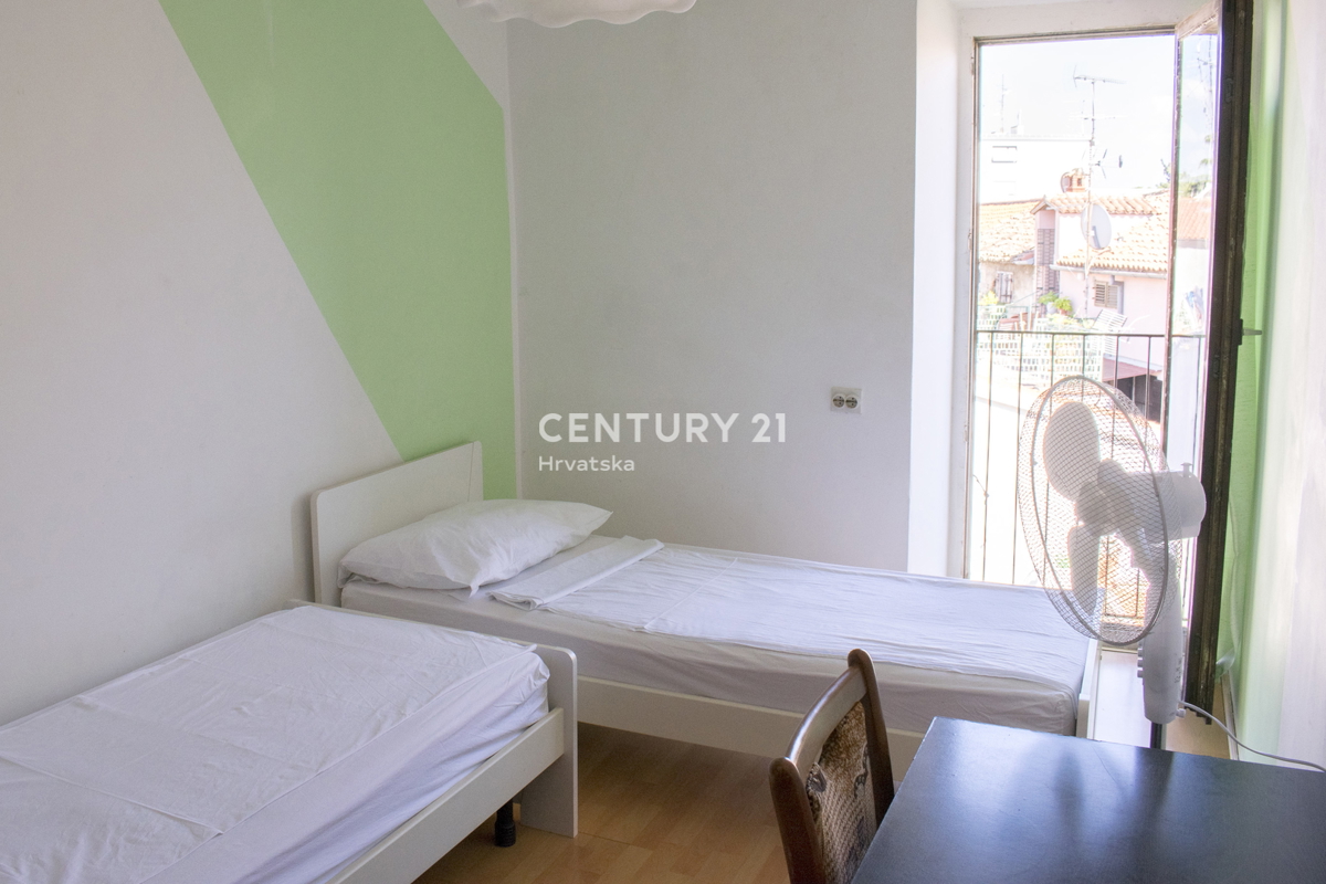 POREČ, STANOVANJE S 3 SPALNICAMI V SREDIŠČU MESTA