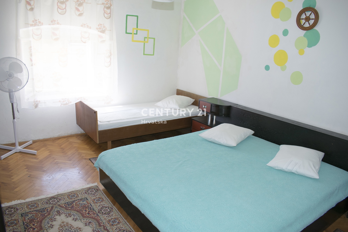 POREČ, STANOVANJE S 3 SPALNICAMI V SREDIŠČU MESTA