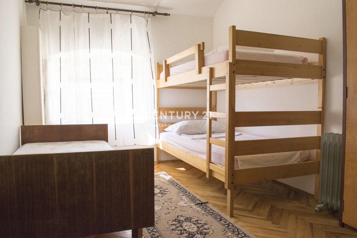 POREČ, STANOVANJE S 3 SPALNICAMI V SREDIŠČU MESTA