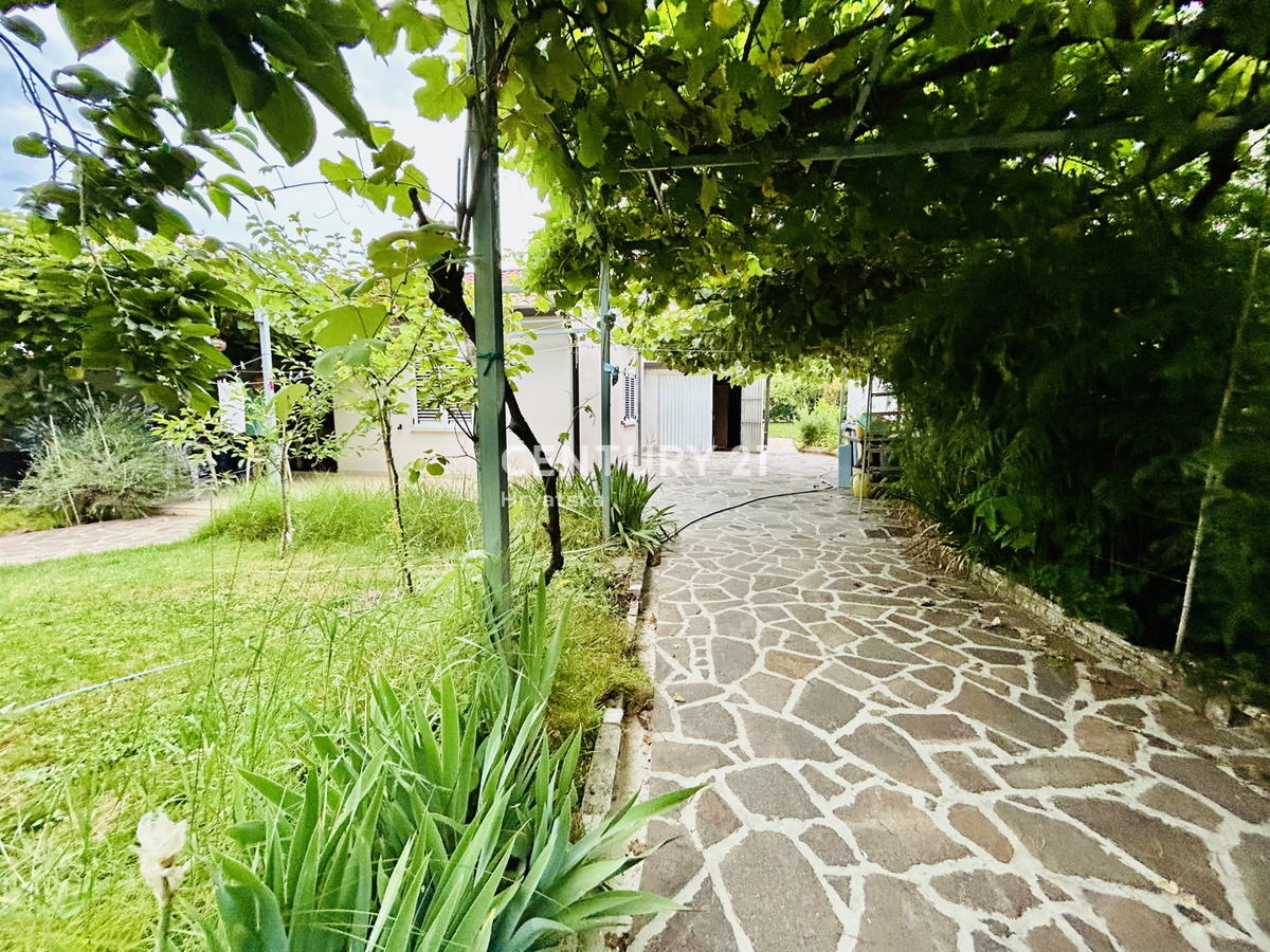UMAG, OKOLICA, PRIZEMNA HIŠA, SAMO 100 METROV OD PLAŽE NA VRHUNSKI LOKACIJI