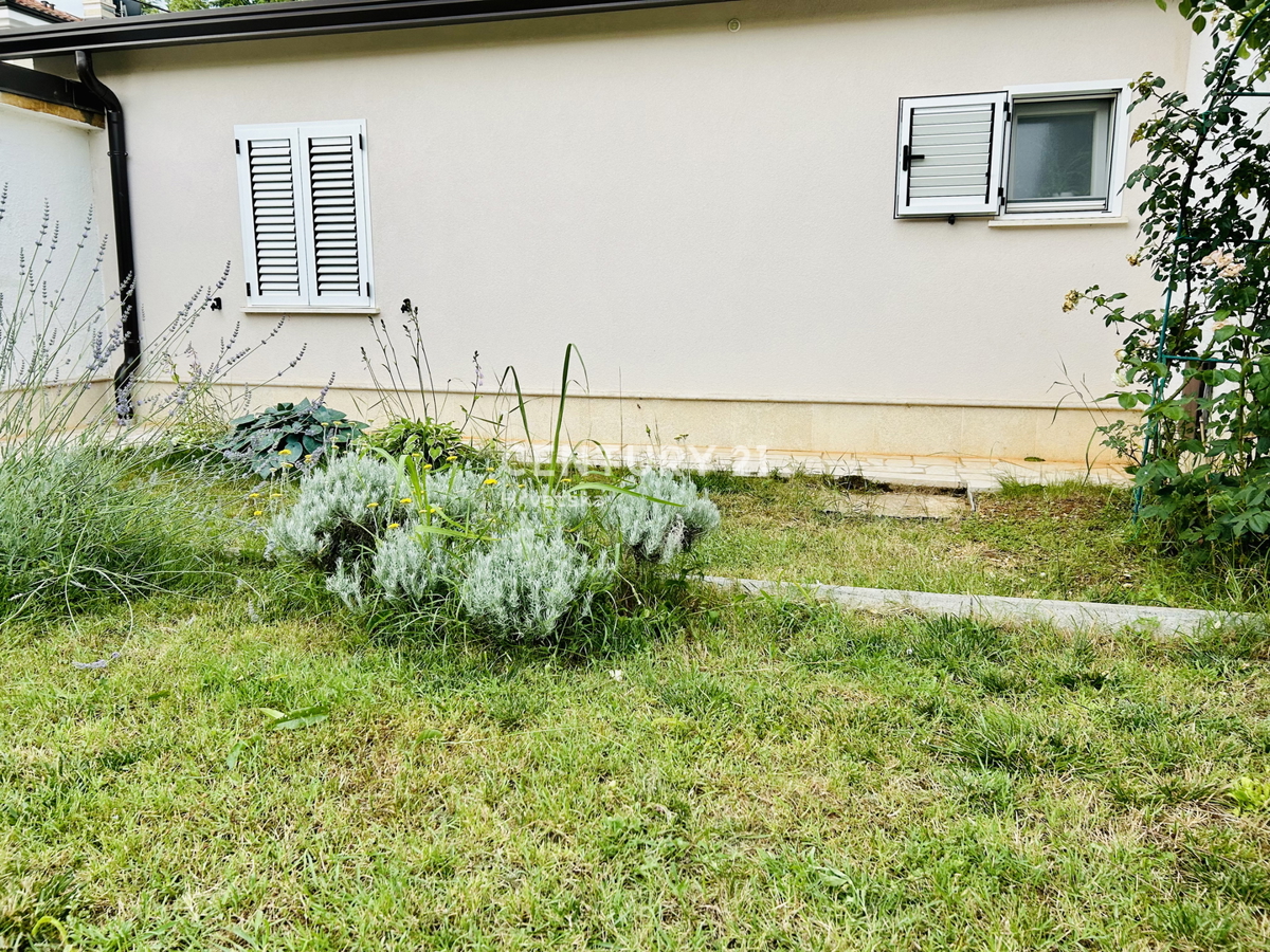 UMAG, OKOLICA, PRIZEMNA HIŠA, SAMO 100 METROV OD PLAŽE NA VRHUNSKI LOKACIJI
