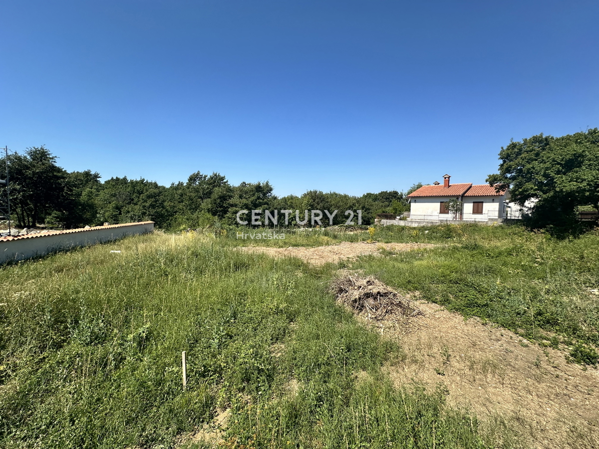 LABIN, GRADBENO ZEMLJIŠČE NA MIRNI LOKACIJI, 1 KM OD CENTRA MESTA IN 5 KM OD MORJA