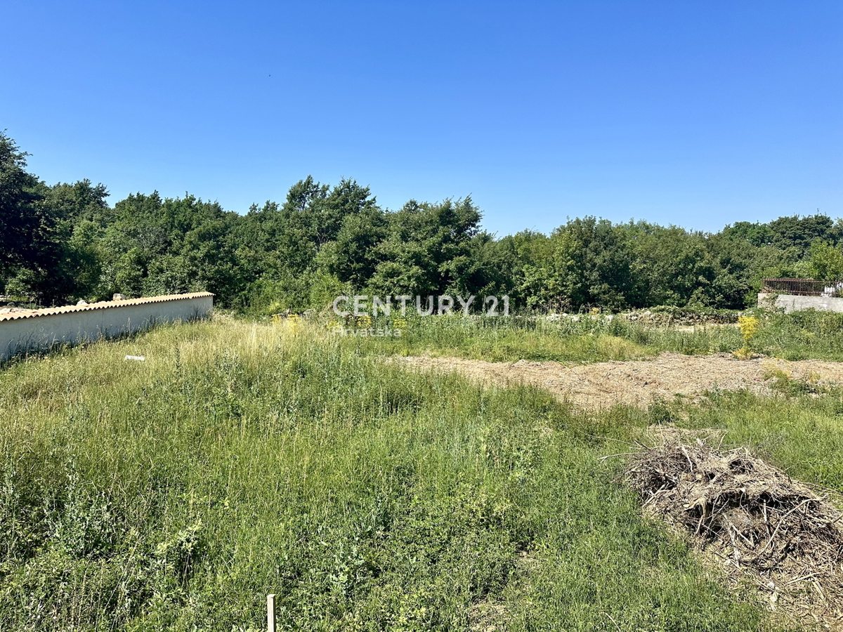 LABIN, GRADBENO ZEMLJIŠČE NA MIRNI LOKACIJI, 1 KM OD CENTRA MESTA IN 5 KM OD MORJA