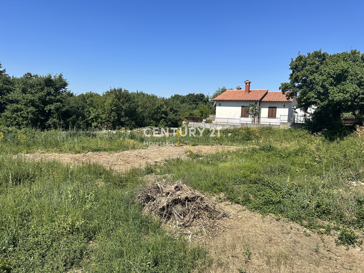 LABIN, GRADBENO ZEMLJIŠČE NA MIRNI LOKACIJI, 1 KM OD CENTRA MESTA IN 5 KM OD MORJA