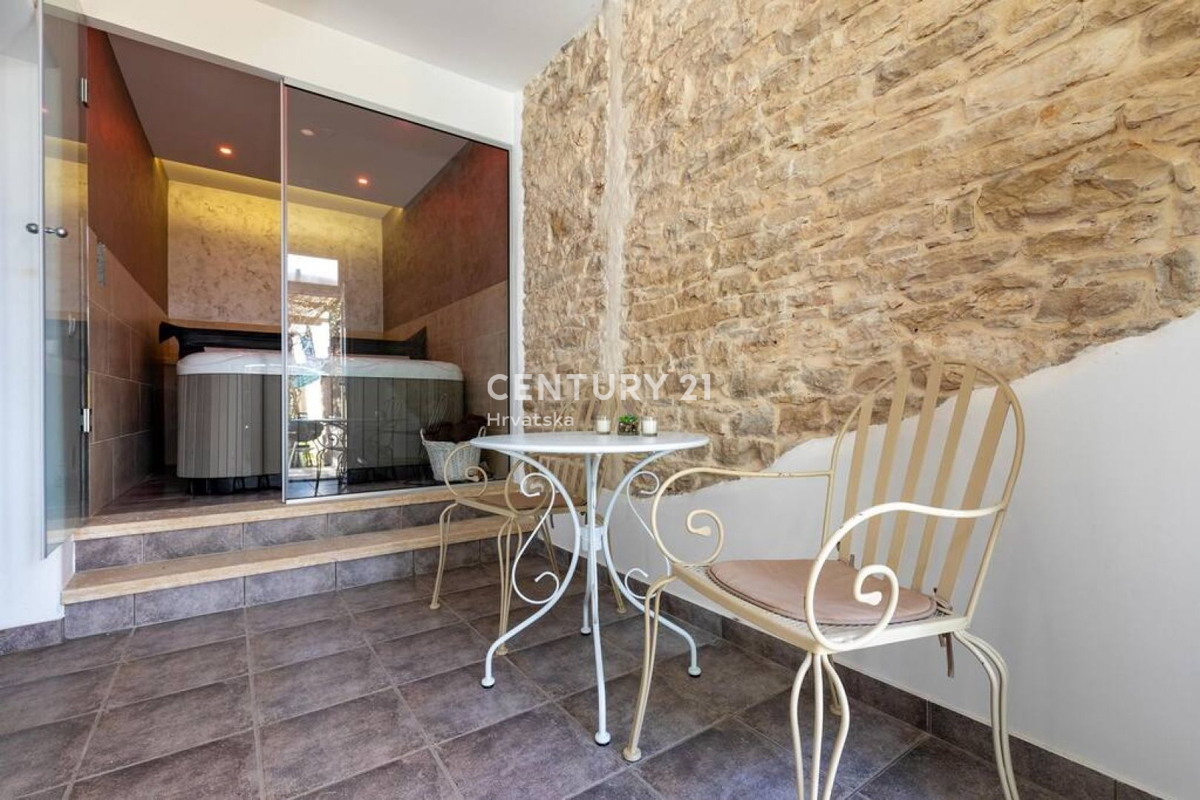 Pazin, prekrasna hiša s čudovitim vrtom v centru mesta