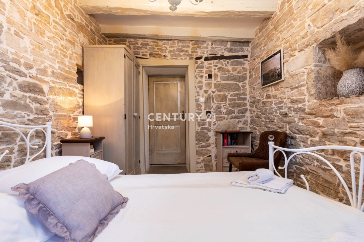 Pazin, prekrasna hiša s čudovitim vrtom v centru mesta