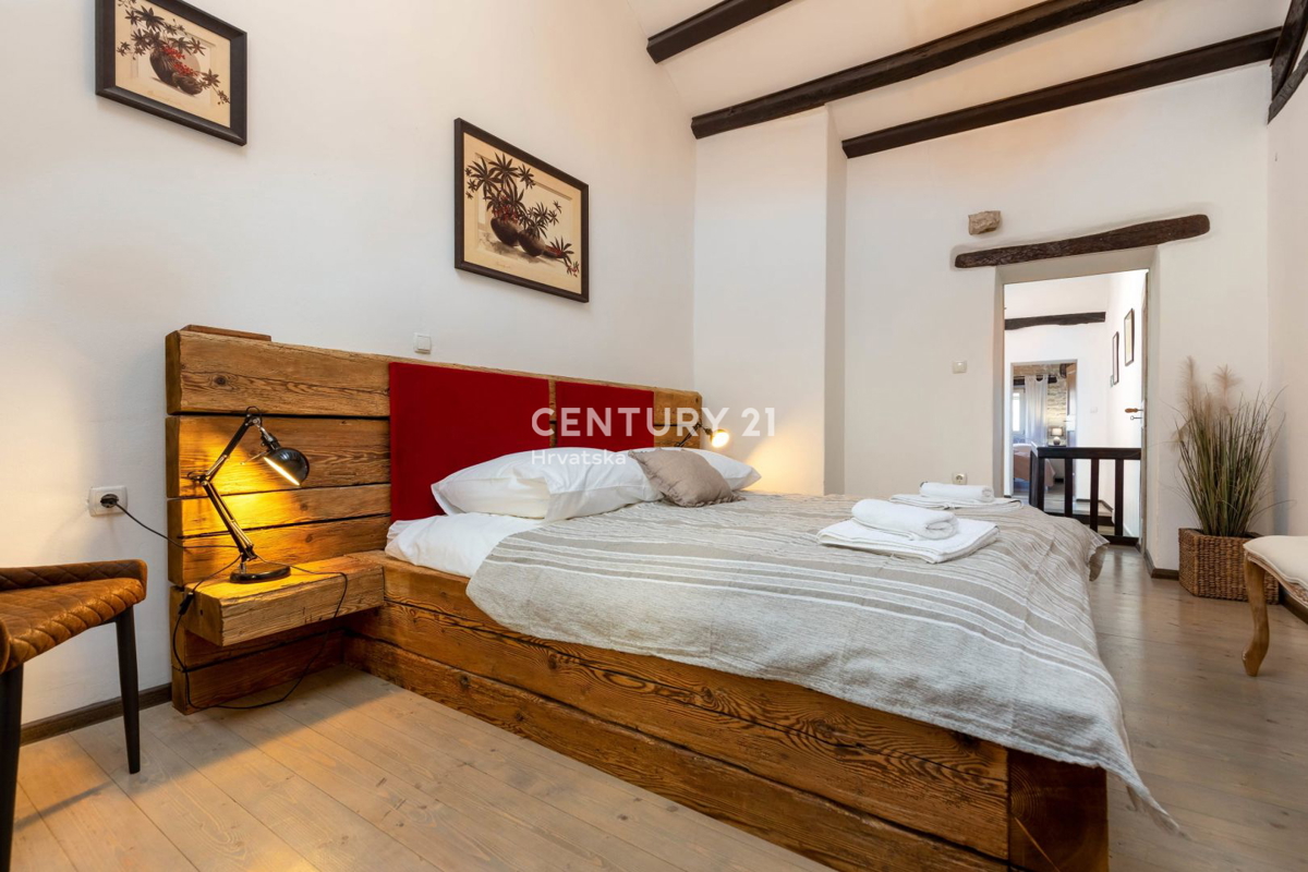 Pazin, prekrasna hiša s čudovitim vrtom v centru mesta