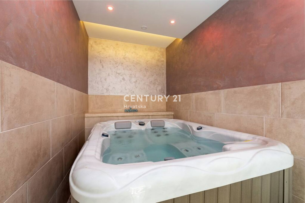 Pazin, prekrasna hiša s čudovitim vrtom v centru mesta