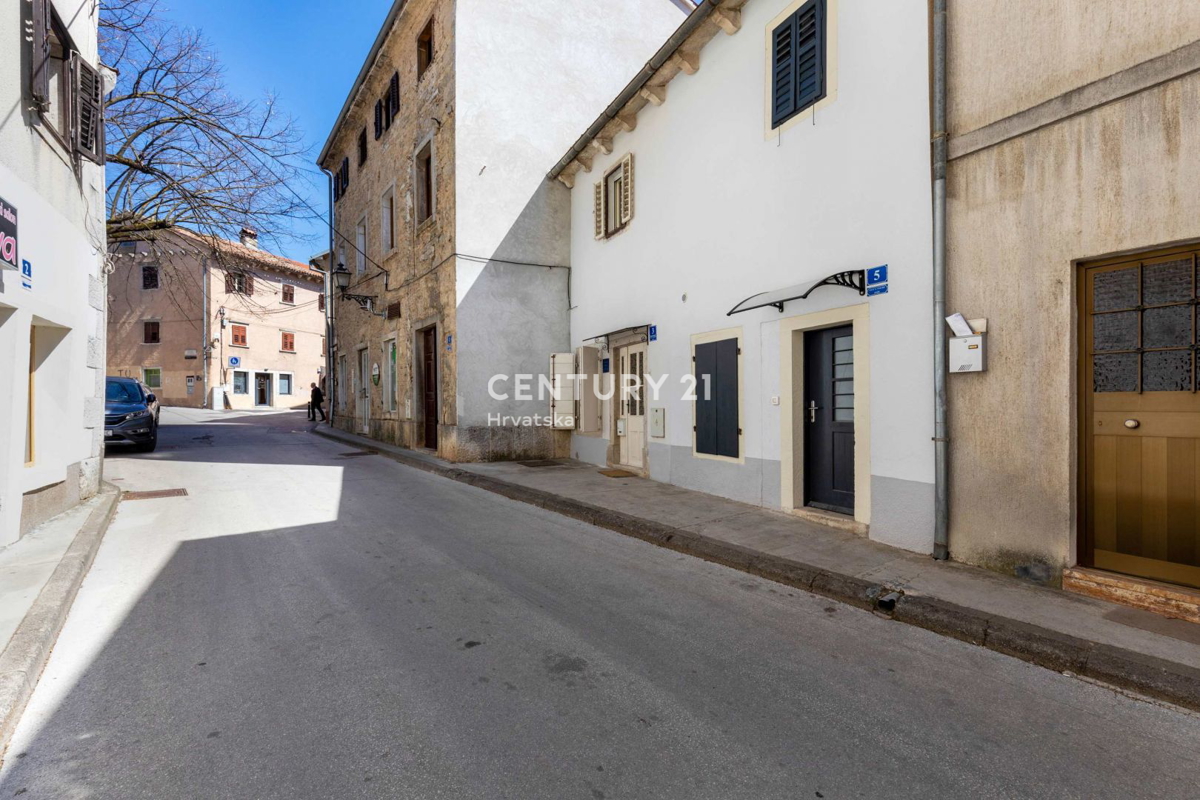 Pazin, prekrasna hiša s čudovitim vrtom v centru mesta