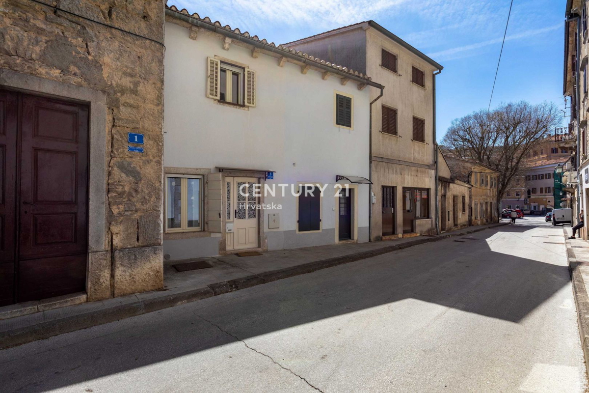 Pazin, prekrasna hiša s čudovitim vrtom v centru mesta