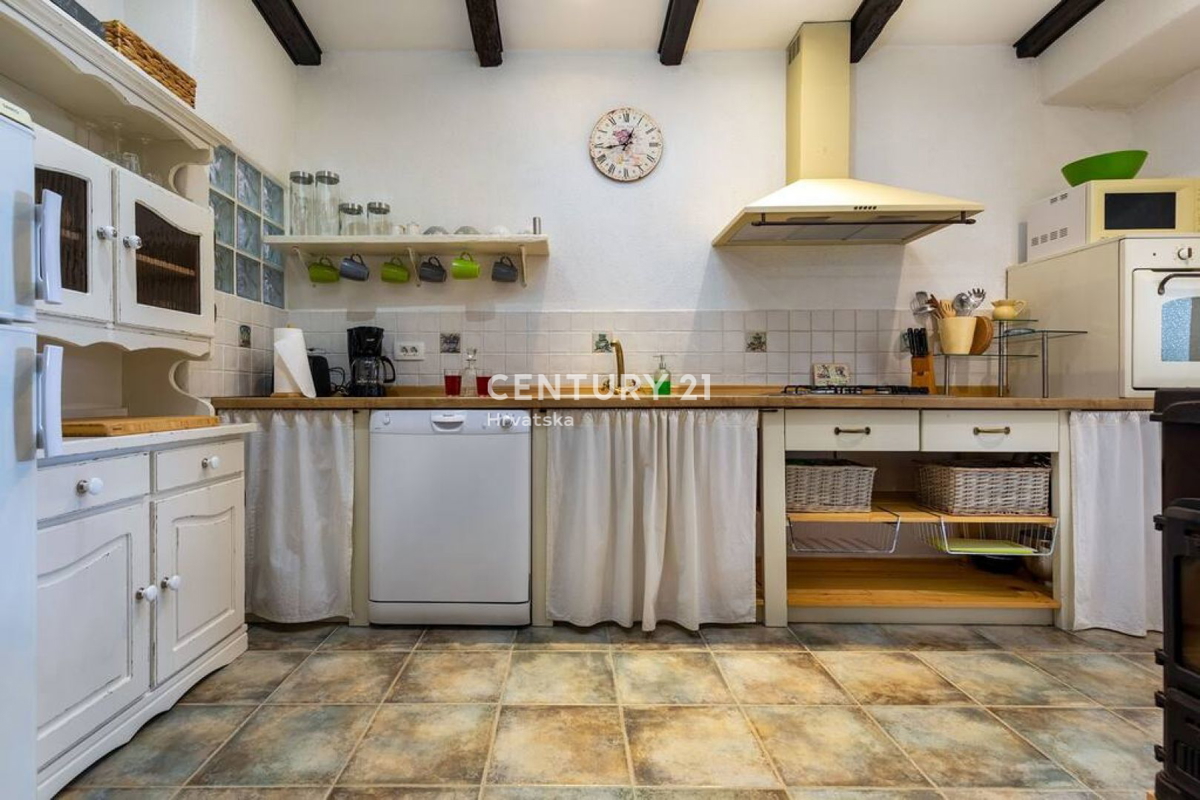 Pazin, prekrasna hiša s čudovitim vrtom v centru mesta