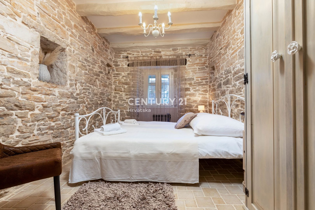 Pazin, prekrasna hiša s čudovitim vrtom v centru mesta