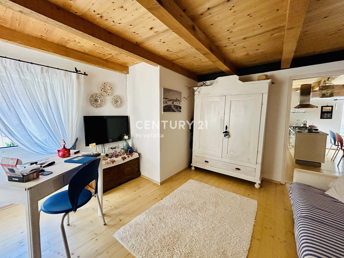 ROVINJ, CENTER, RENOVIRANO STANOVANJE NA VRHUNSKI LOKACIJI V SAMEM CENTRU ROVINJA