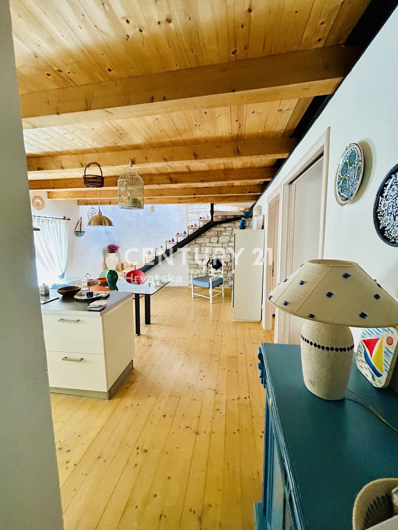 ROVINJ, CENTER, RENOVIRANO STANOVANJE NA VRHUNSKI LOKACIJI V SAMEM CENTRU ROVINJA