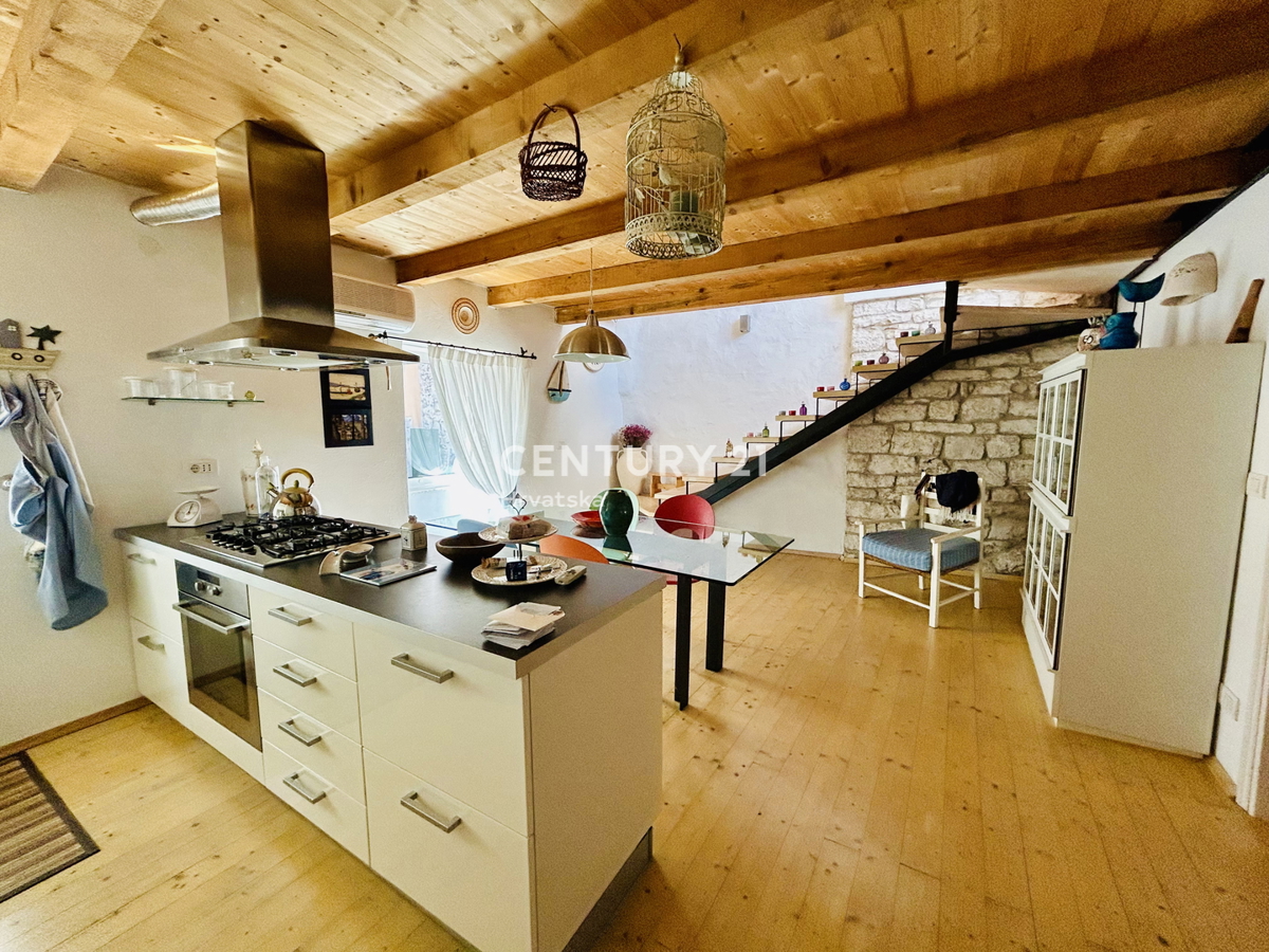 ROVINJ, CENTER, RENOVIRANO STANOVANJE NA VRHUNSKI LOKACIJI V SAMEM CENTRU ROVINJA