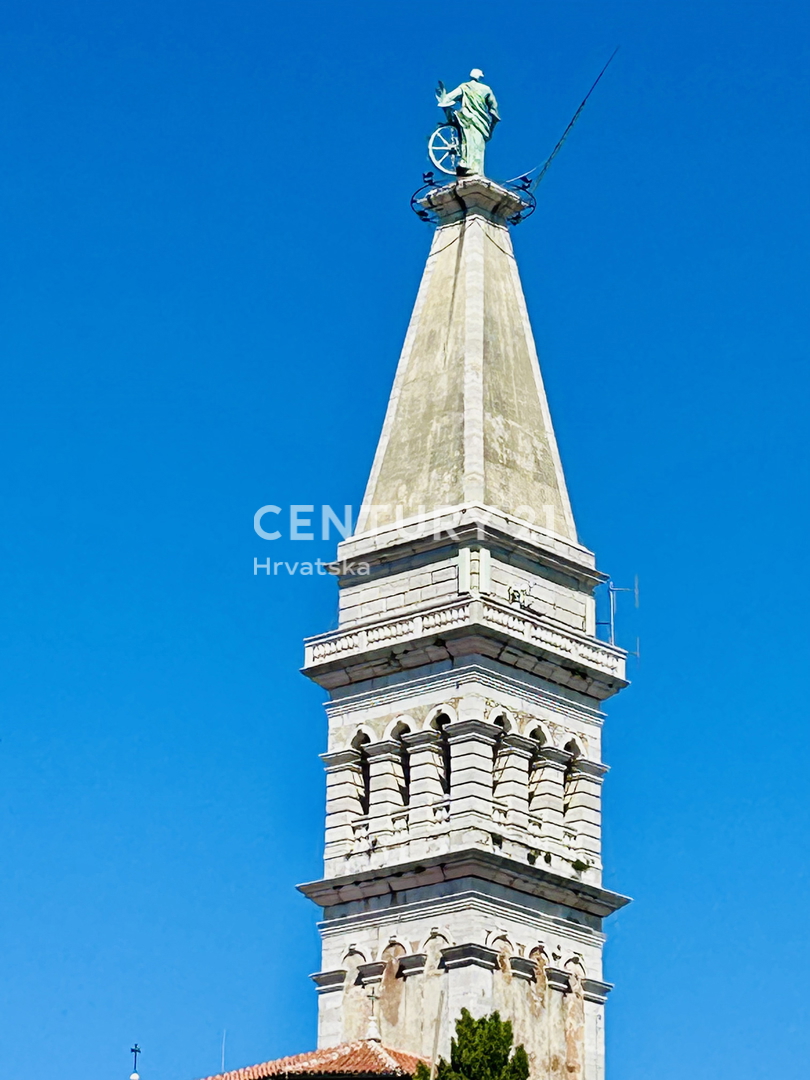 ROVINJ, CENTER, RENOVIRANO STANOVANJE NA VRHUNSKI LOKACIJI V SAMEM CENTRU ROVINJA