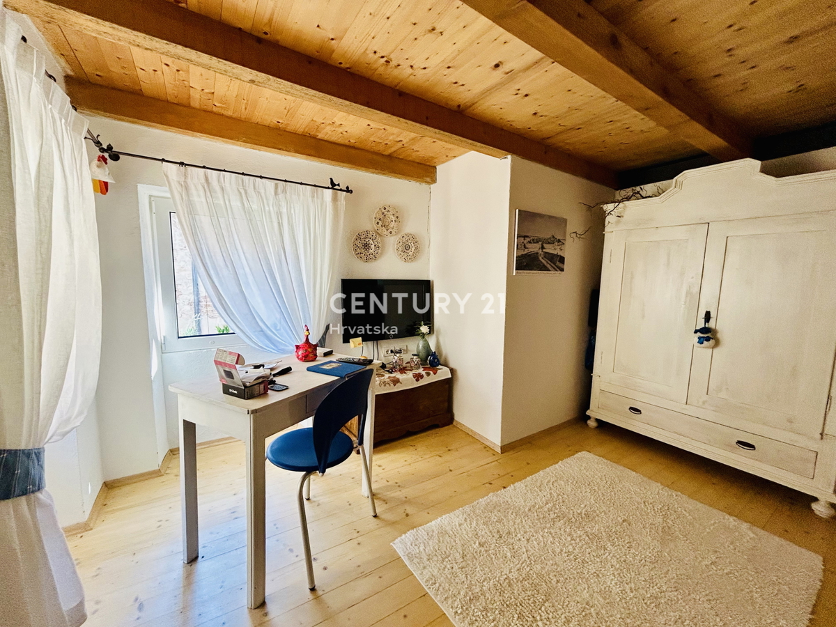 ROVINJ, CENTER, RENOVIRANO STANOVANJE NA VRHUNSKI LOKACIJI V SAMEM CENTRU ROVINJA