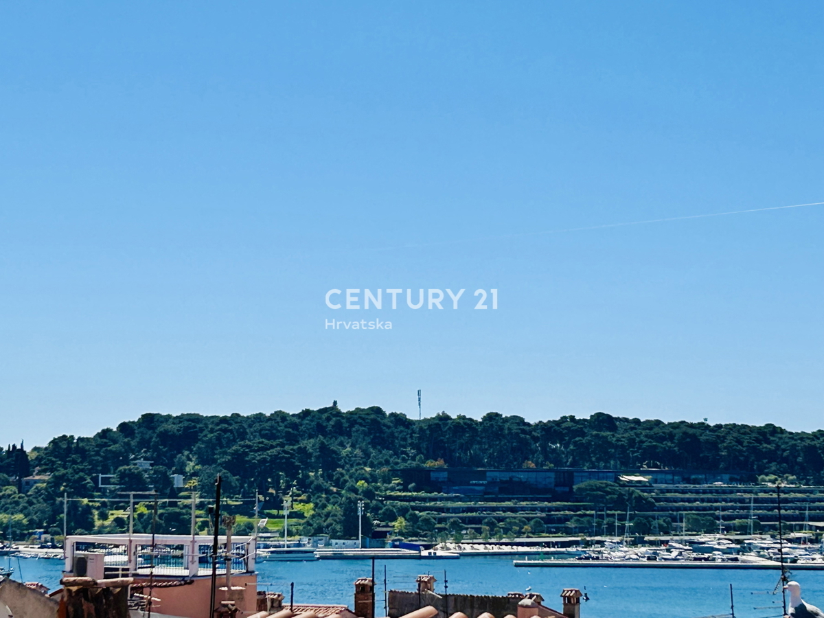 ROVINJ, CENTER, RENOVIRANO STANOVANJE NA VRHUNSKI LOKACIJI V SAMEM CENTRU ROVINJA