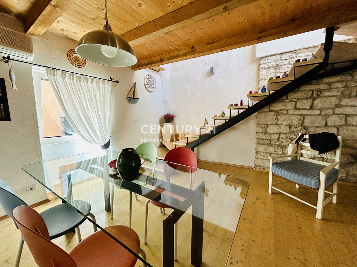 ROVINJ, CENTER, RENOVIRANO STANOVANJE NA VRHUNSKI LOKACIJI V SAMEM CENTRU ROVINJA