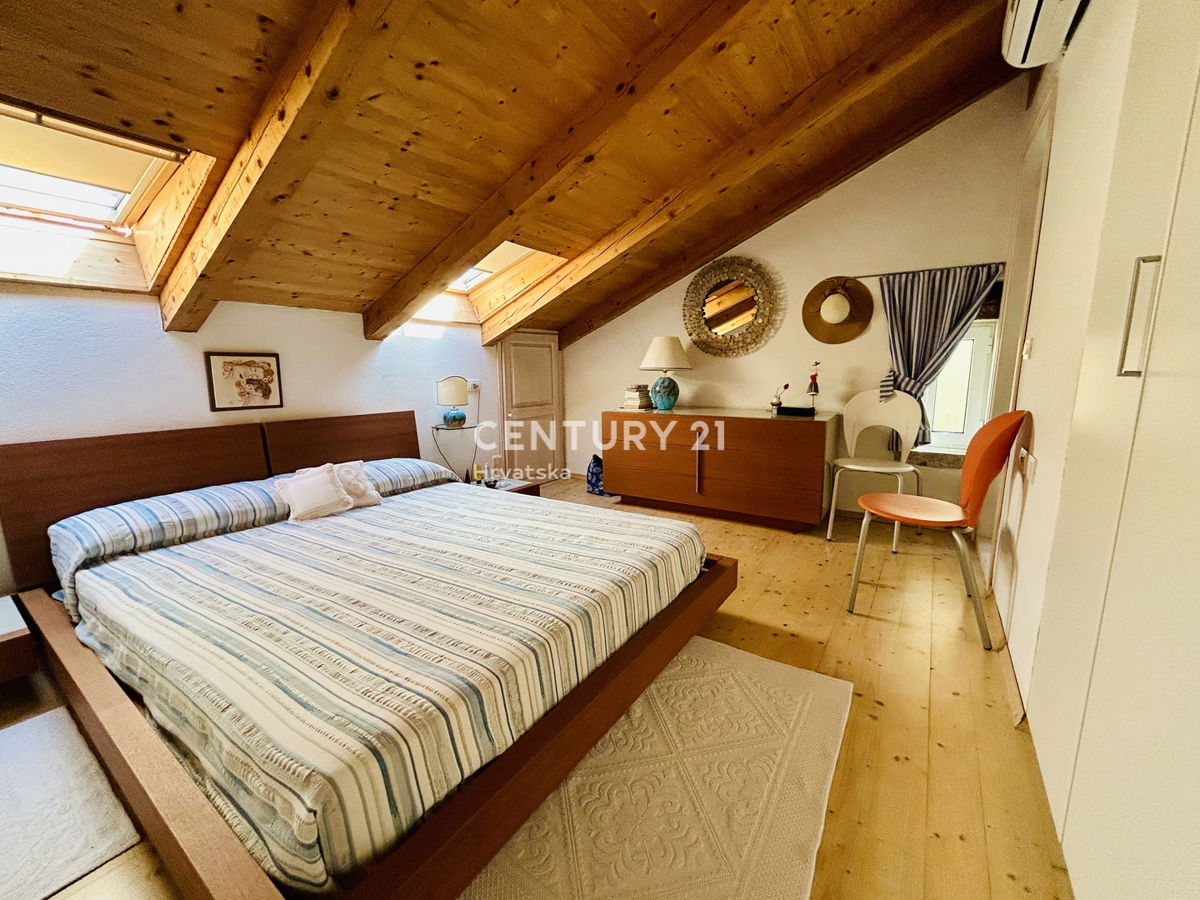 ROVINJ, CENTER, RENOVIRANO STANOVANJE NA VRHUNSKI LOKACIJI V SAMEM CENTRU ROVINJA