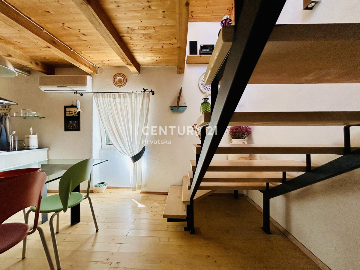 ROVINJ, CENTER, RENOVIRANO STANOVANJE NA VRHUNSKI LOKACIJI V SAMEM CENTRU ROVINJA