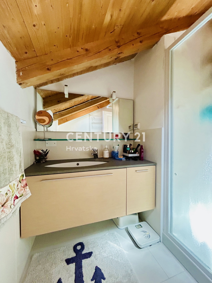 ROVINJ, CENTER, RENOVIRANO STANOVANJE NA VRHUNSKI LOKACIJI V SAMEM CENTRU ROVINJA