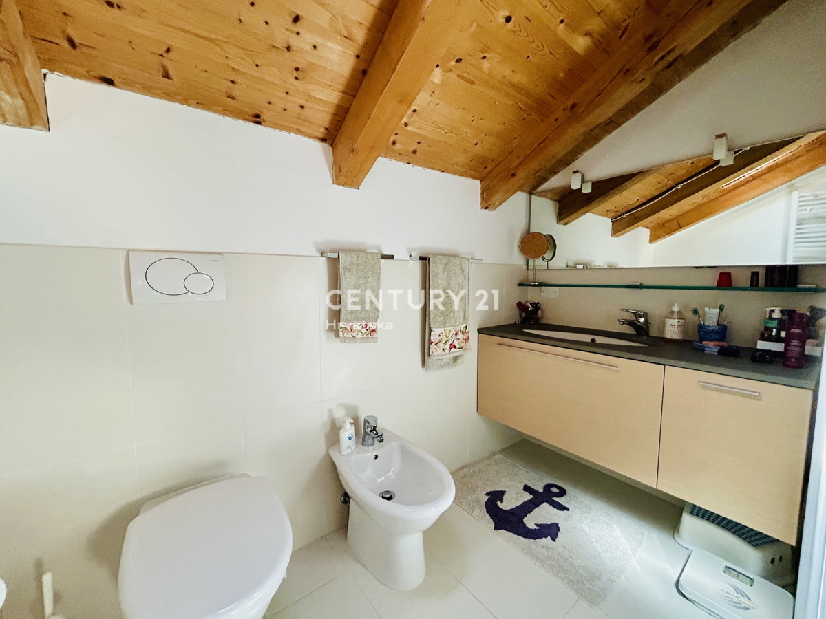 ROVINJ, CENTER, RENOVIRANO STANOVANJE NA VRHUNSKI LOKACIJI V SAMEM CENTRU ROVINJA