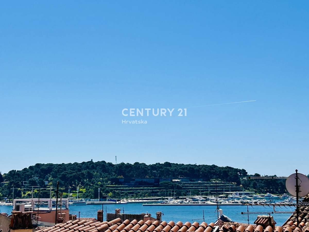 ROVINJ, CENTER, RENOVIRANO STANOVANJE NA VRHUNSKI LOKACIJI V SAMEM CENTRU ROVINJA