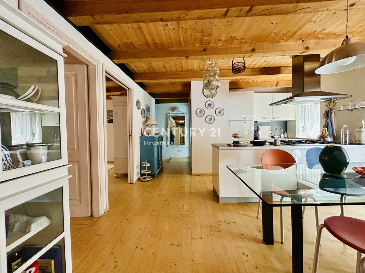 ROVINJ, CENTER, RENOVIRANO STANOVANJE NA VRHUNSKI LOKACIJI V SAMEM CENTRU ROVINJA