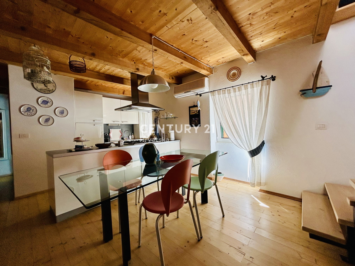 ROVINJ, CENTER, RENOVIRANO STANOVANJE NA VRHUNSKI LOKACIJI V SAMEM CENTRU ROVINJA