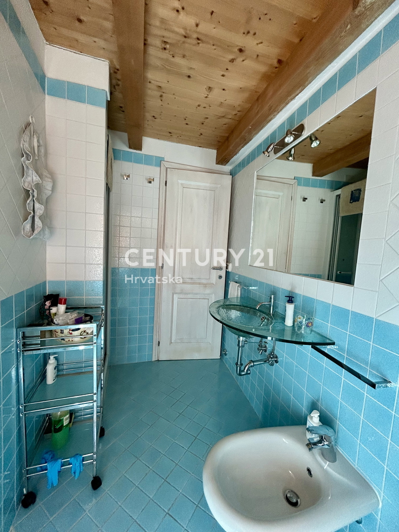 ROVINJ, CENTER, RENOVIRANO STANOVANJE NA VRHUNSKI LOKACIJI V SAMEM CENTRU ROVINJA