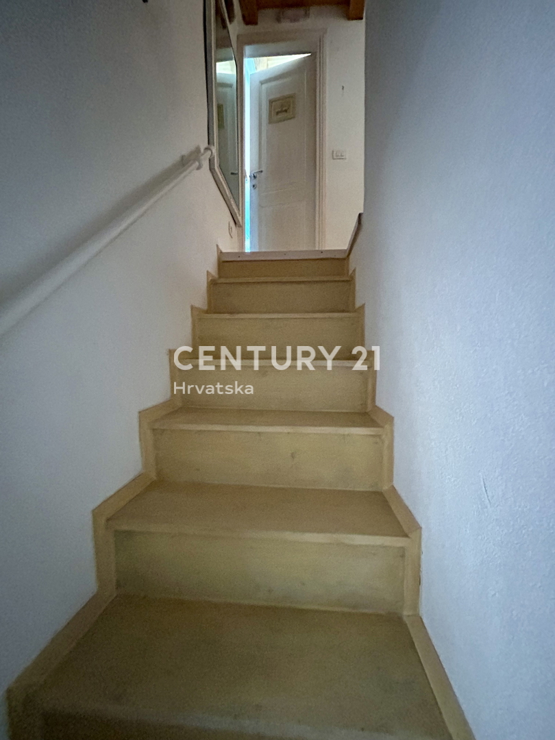 ROVINJ, CENTER, RENOVIRANO STANOVANJE NA VRHUNSKI LOKACIJI V SAMEM CENTRU ROVINJA