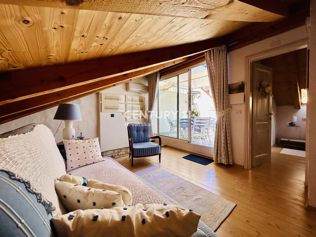 ROVINJ, CENTER, RENOVIRANO STANOVANJE NA VRHUNSKI LOKACIJI V SAMEM CENTRU ROVINJA