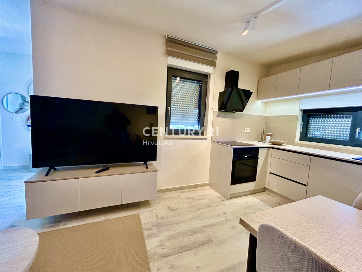 UMAG, OKOLICA, NOVO STANOVANJE SAMO 300 METROV OD PLAŽE IN MORJA