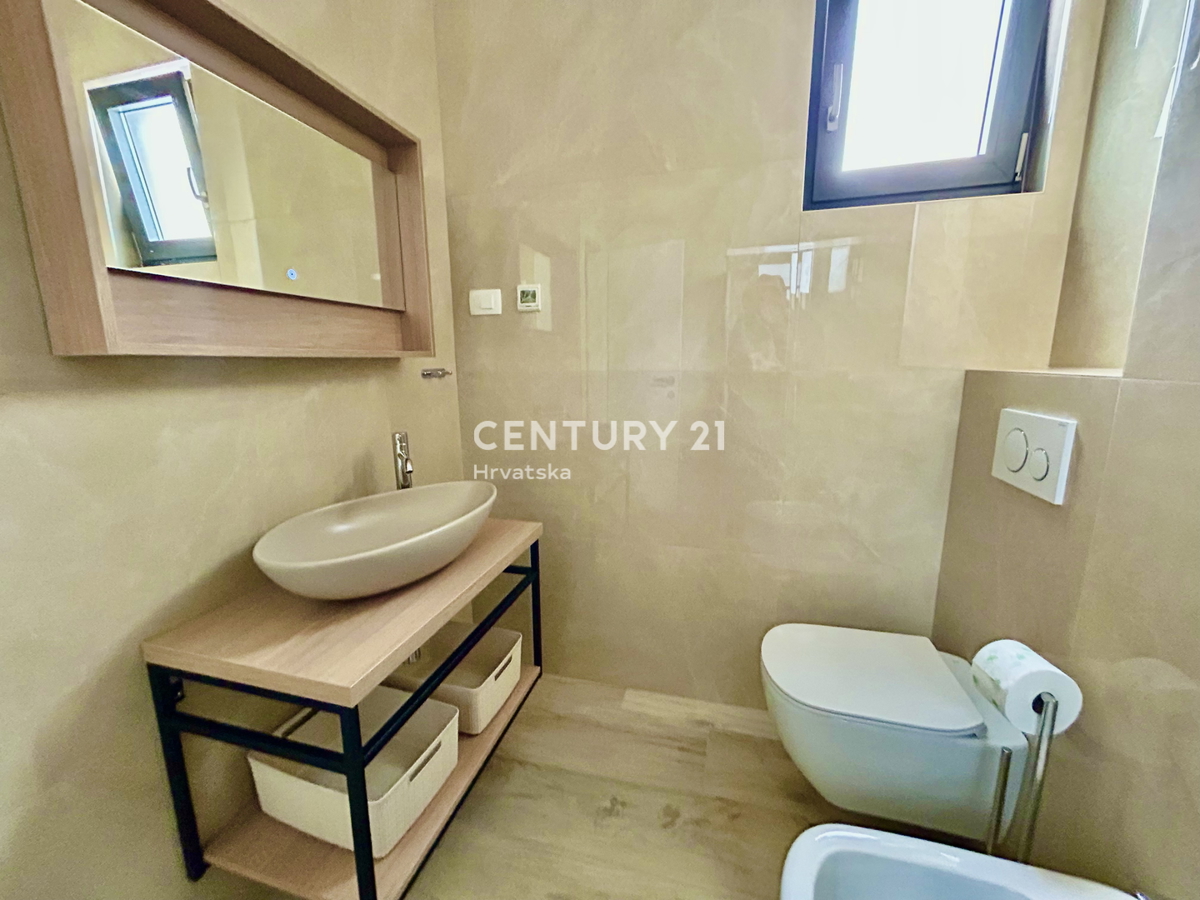 UMAG, OKOLICA, NOVO STANOVANJE SAMO 300 METROV OD PLAŽE IN MORJA