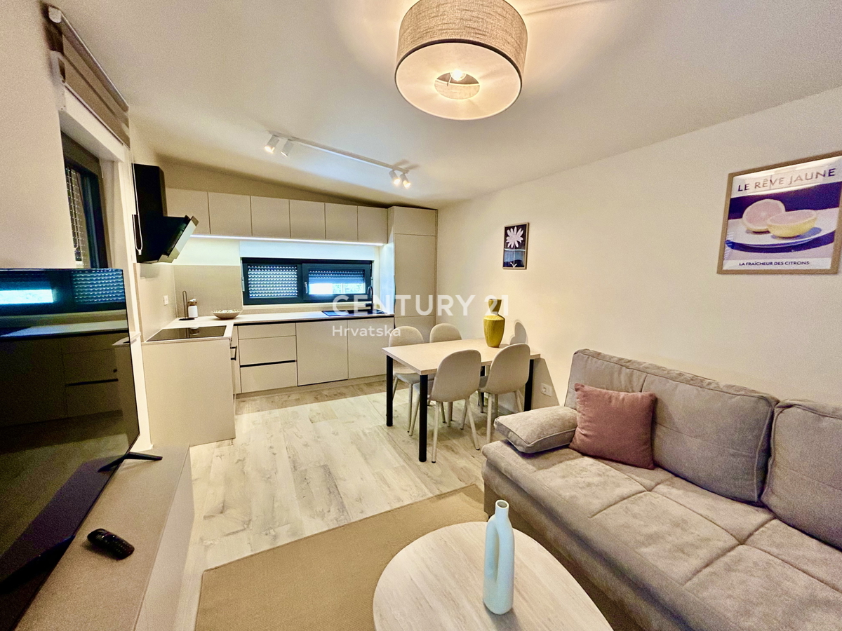 UMAG, OKOLICA, NOVO STANOVANJE SAMO 300 METROV OD PLAŽE IN MORJA