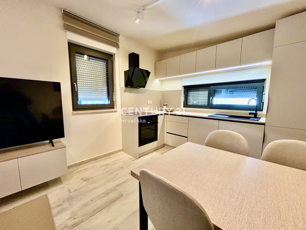 UMAG, OKOLICA, NOVO STANOVANJE SAMO 300 METROV OD PLAŽE IN MORJA