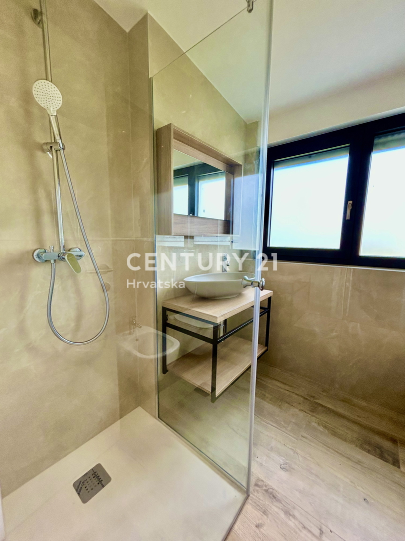 UMAG, OKOLICA, NOVO STANOVANJE SAMO 300 METROV OD PLAŽE IN MORJA