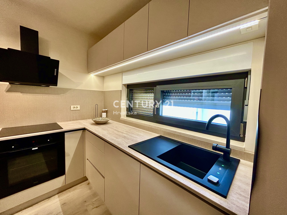 UMAG, OKOLICA, NOVO STANOVANJE SAMO 300 METROV OD PLAŽE IN MORJA